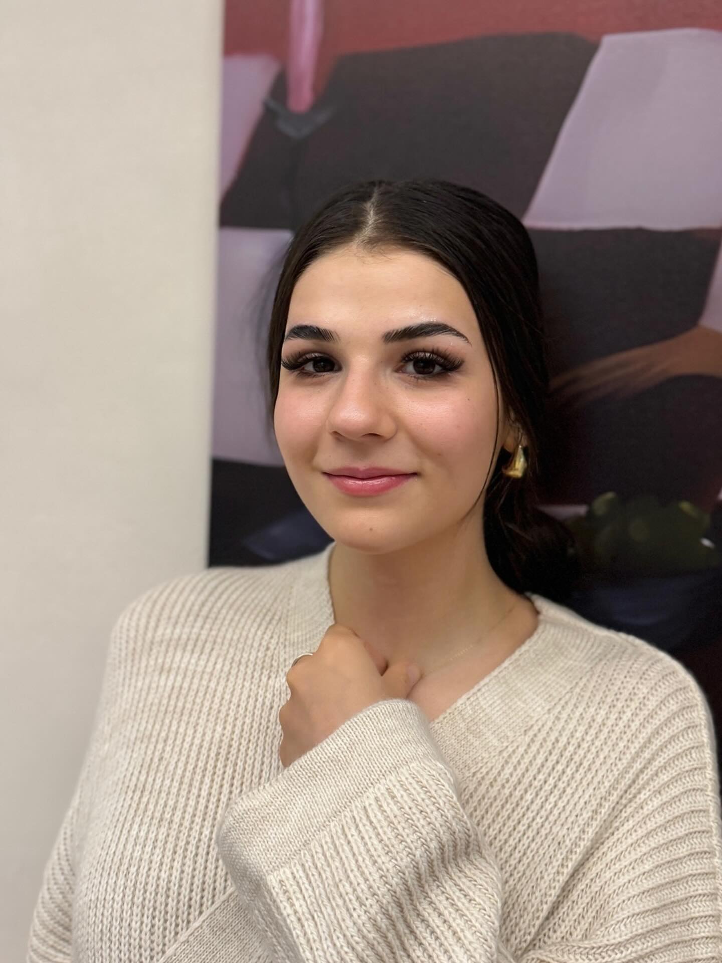 Geformte Augenbrauen und sanfte Wimpern im Studio Foxy Glow