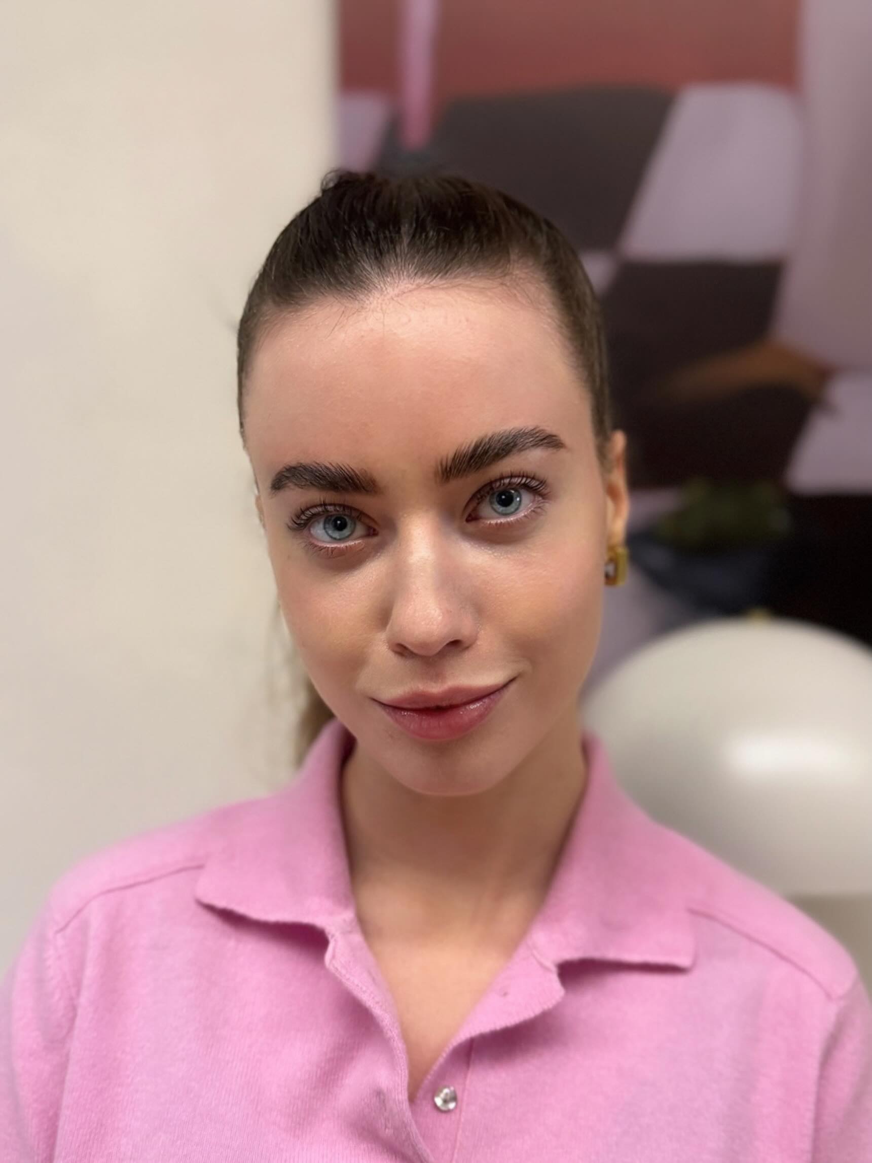 Wimpern- und Augenbrauenbehandlung mit warmem, natürlichem Finish